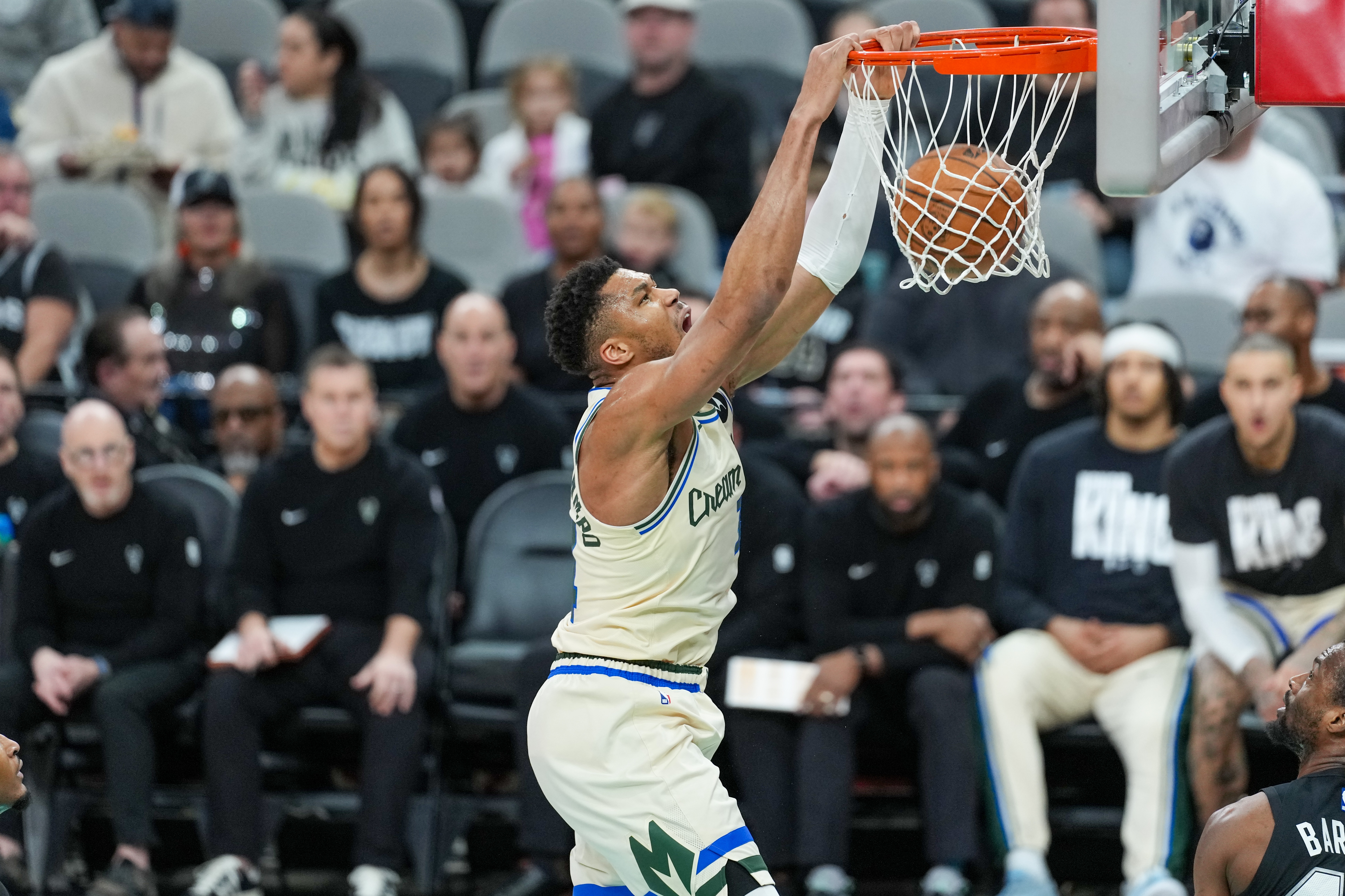 开云首页体验-TA记者：雄鹿管理层从未真正与字母哥追求者进行过反报价谈判